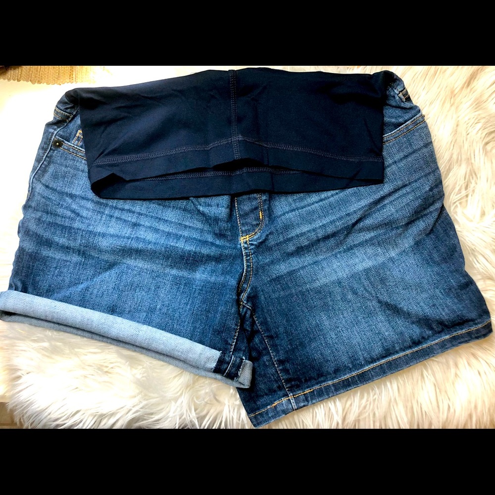 Liz Lange Maternity Denim Jean Shorts- Size M (8/10) - FREE GIFT WITH PURCHASE!